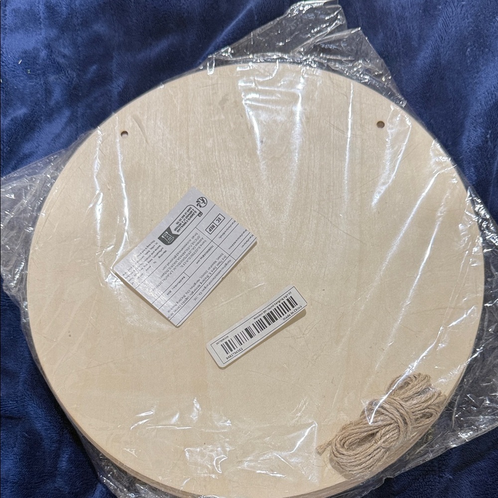 NWT Pack of 10 Round Wooden Wall Plaque with Twine